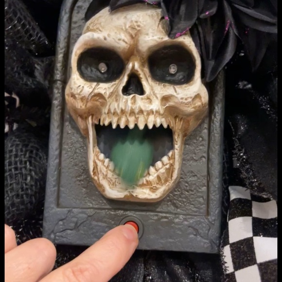 Halloween Wreath, Spooky Wreath, Skeleton Wreath, Talking Halloween Decor - Picture 6 of 6